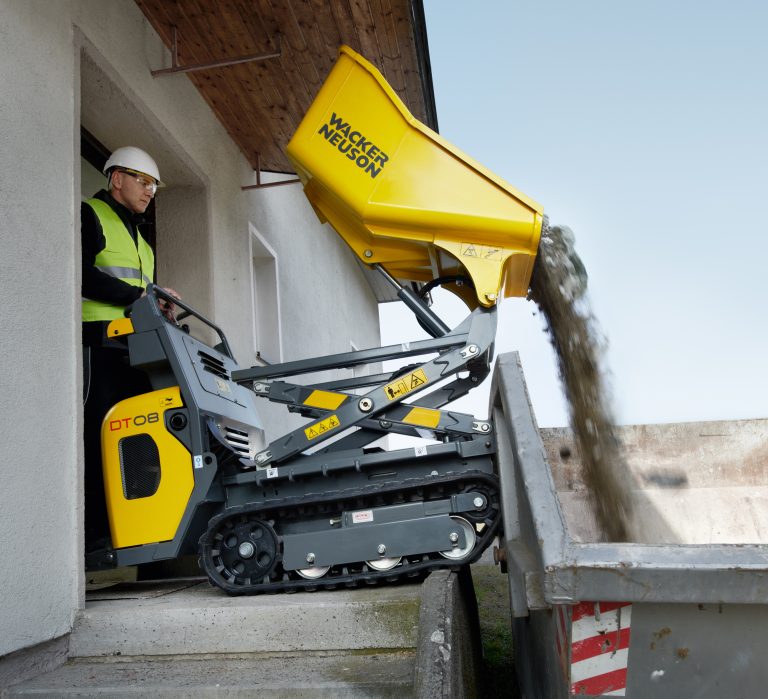 Wacker Neuson DT08 dumper gusjeničar na gradilištu.