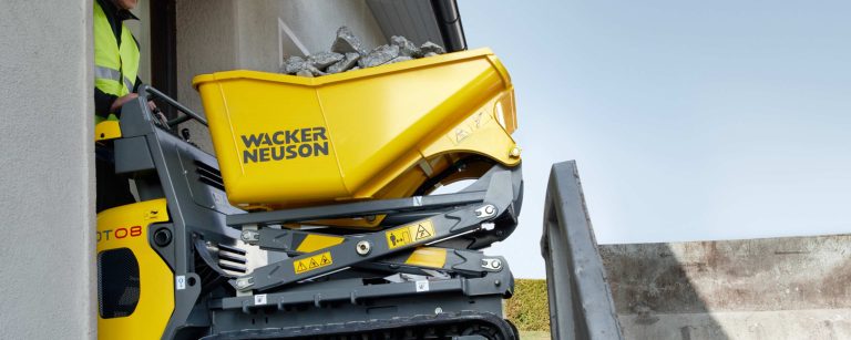 Wacker Neuson DT08 dumper gusjeničar na gradilištu.