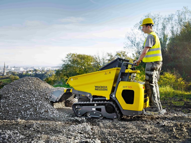 Wacker Neuson DT10 dumper gusjeničar na gradilištu.