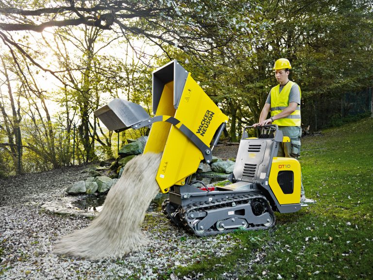 Transport rasutog materijala dumperom gusjeničarom DT10.