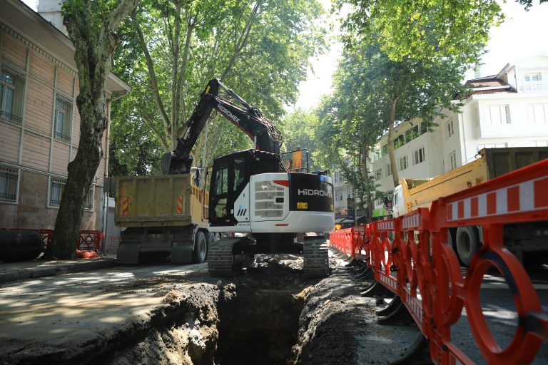 bager gusjeničar na gradilištu
