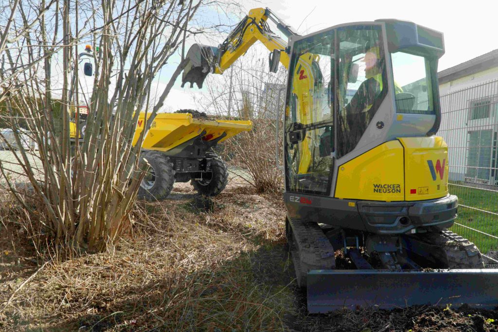 Wacker Neuson bager na gradilištu.