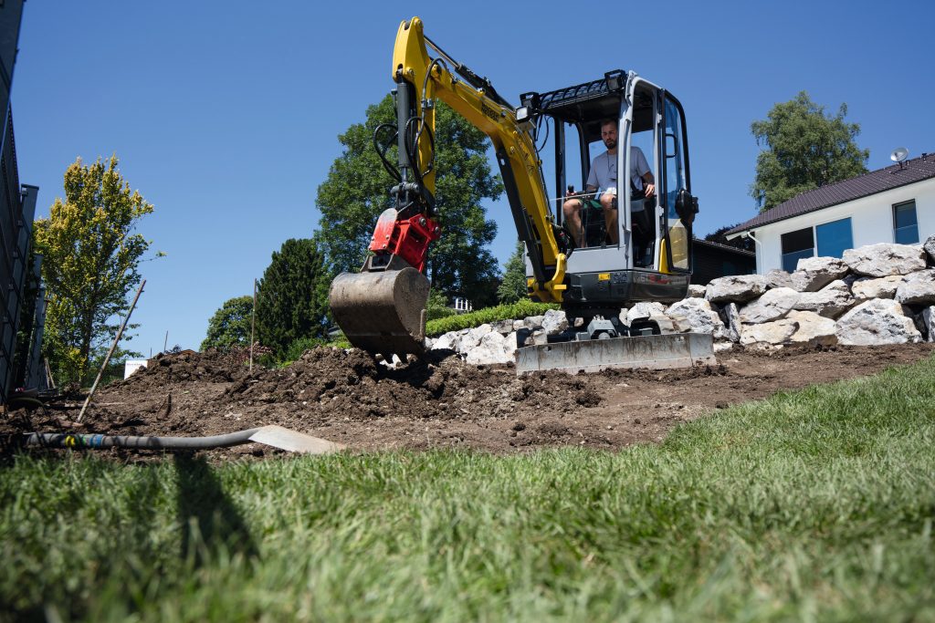 Kompaktni gusjeničar ET18 s VDS sustavom u radu na nagibu.