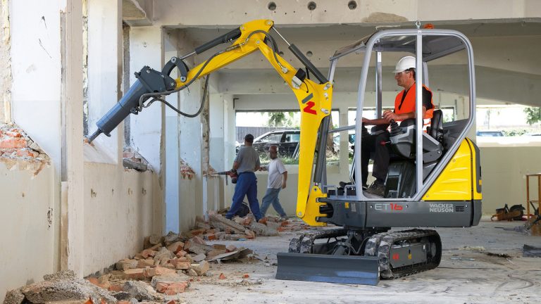 ET16 je kompaktni gusjeničar mase manje od 1,6 t koji se ističe najvećom kabinom u svojoj klasi.