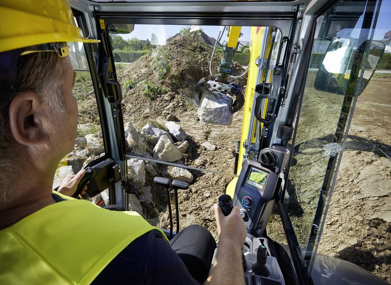 Strojar upravlja Wacker Neuson ET42 bagerom s Load Sensing Flow Sharing hidraulikom