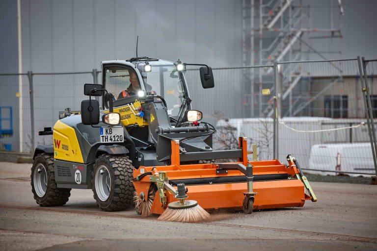 Telehendler Wacker Neuson s priključkom za komunalne radove.