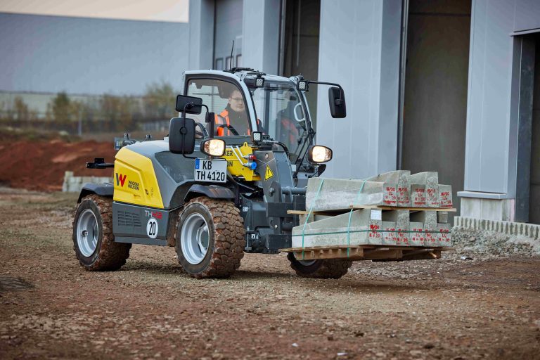 Telehendler Wacker Neuson za transport paletiranog materijala.