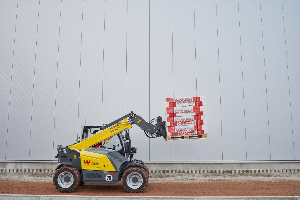 Telehendler Wacker Neuson pri utovaru i transportu paletiranog materijala.