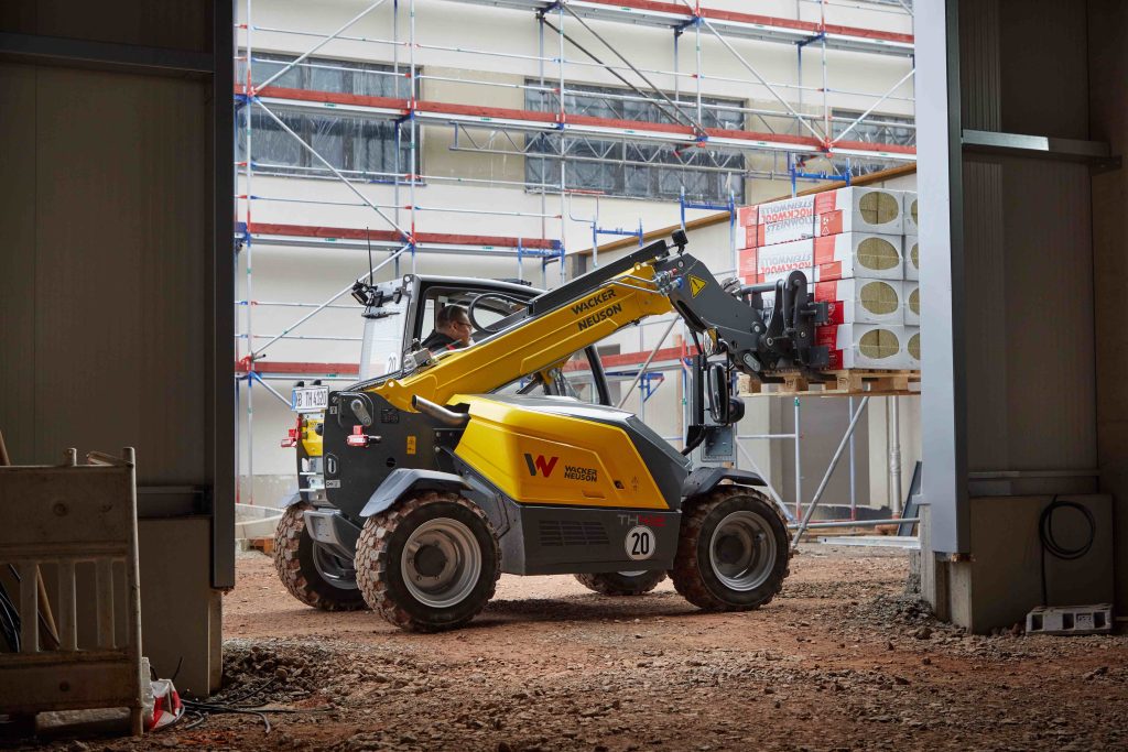Stabilan telehendler Wacker Neuson pri podizanju tereta u objektu.