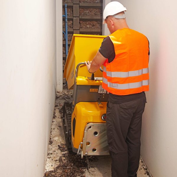 Kompaktni Wacker Neuson DT05 u uskom prolazu.