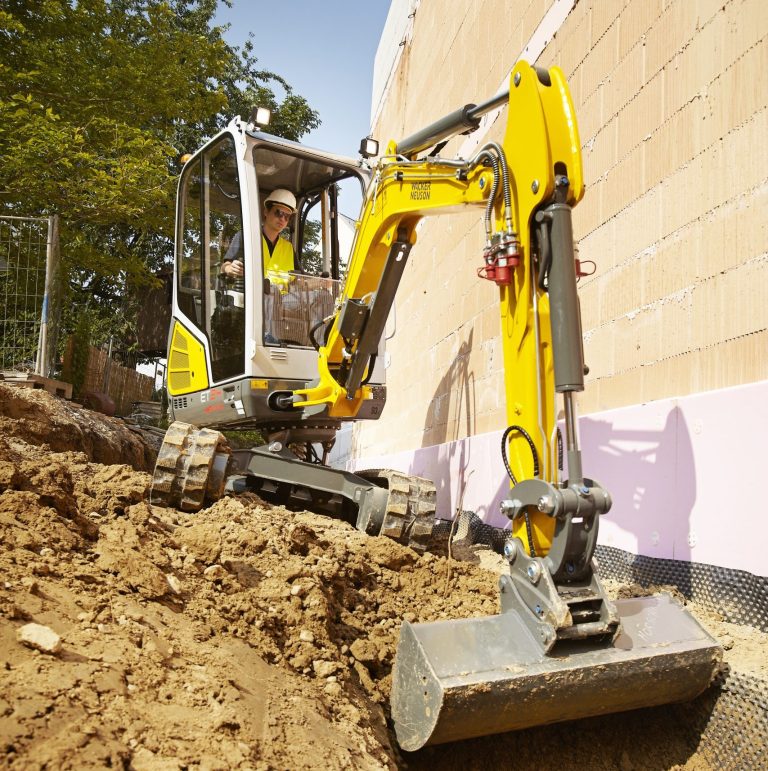 Kompaktni gusjeničar ET24 s velikom snagom iskopa, ergonomskom kabinom i visokom fleksibilnošću u transportu i radu.
