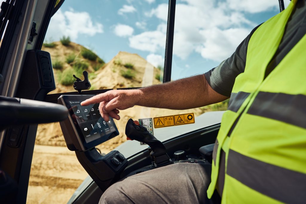 Kabina hidrauličnog bagera točkaša EW100 – preglednost.