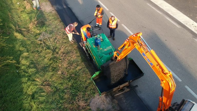 HANTA mini asfaltni finišer F14CE-5 pri asfaltiranju uske prometne površine.