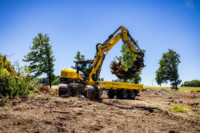 Wacker Neuson EW100 mobilni bager točkaš s prikolicom.