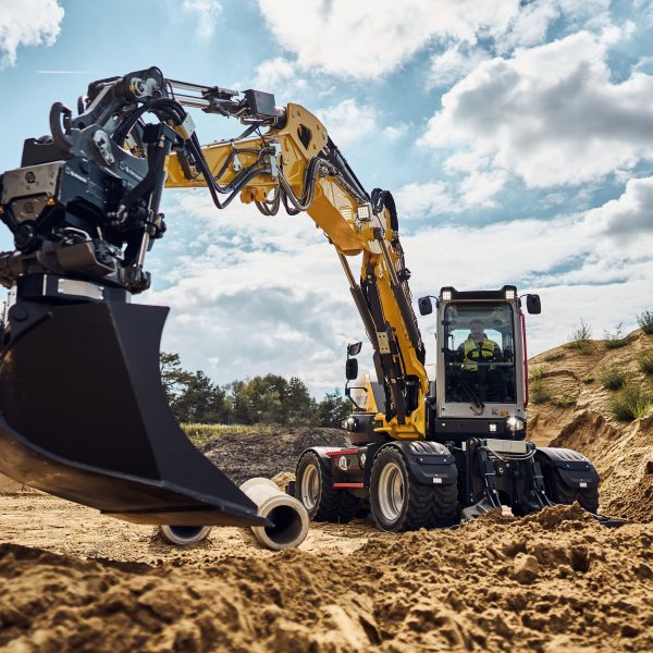 EW100 bager točkaš pri radu s iskopnom žlicom.