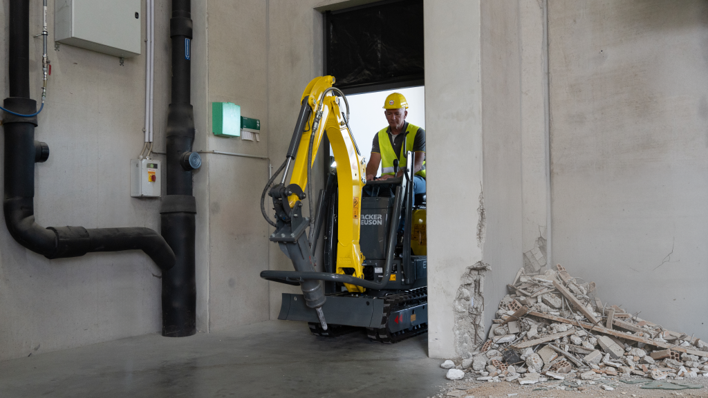 Mini bager Wacker Neuson ET08 za uske prostore.